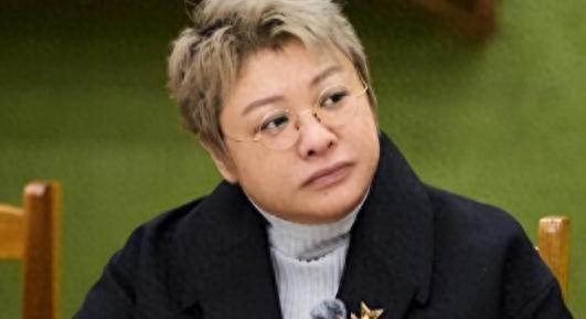 开云棋牌-贪污上亿、假慈善？这次当众闹“笑话”的韩红，揭开了李湘的体面